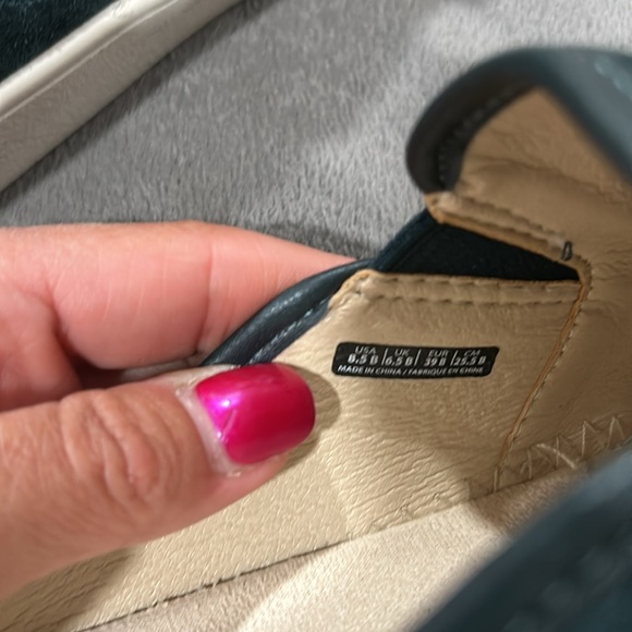 NWOT Spenco slip on green suede shoes with bow. Size 8 1/2. Excellent condition - Picture 4 of 6